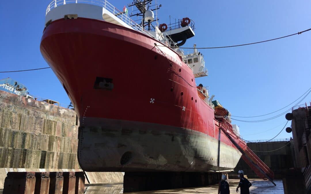 L'Ocean Viking dévoile sa partie immergée à Naples SOS Méditerranée