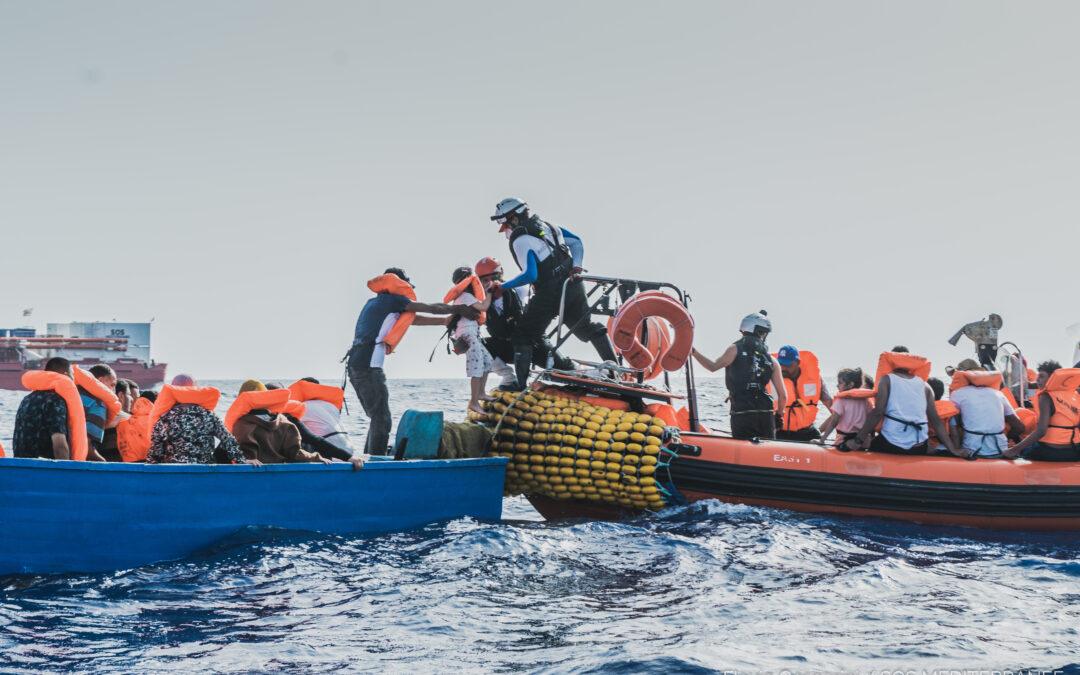 Sauvetages en mer - un enfant est sauvé par l'Ocean Viking