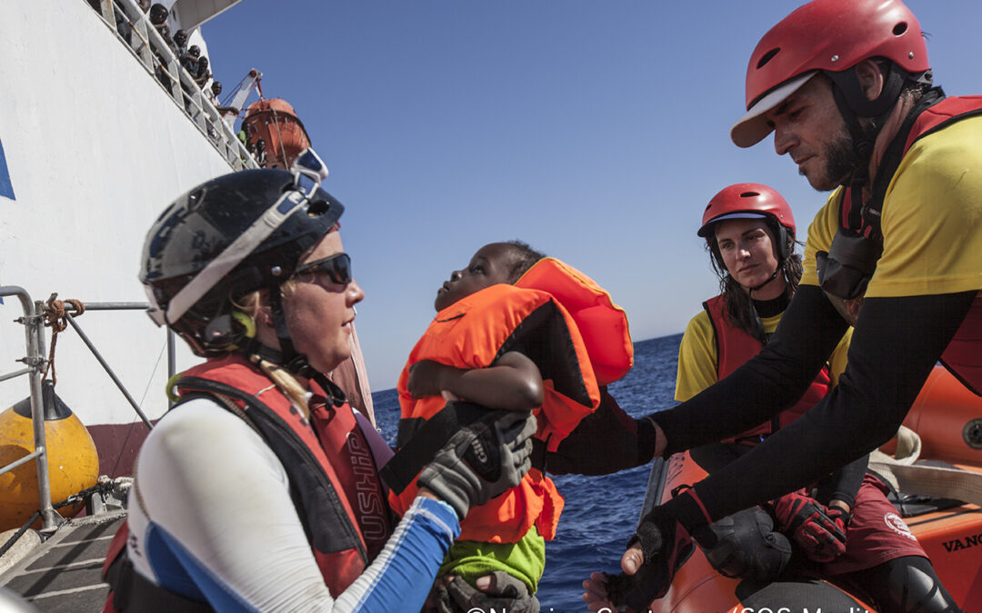 Le drame humain continue en Méditerranée : 8 corps retrouvés dans un canot, 272 personnes sauvées SOS Méditerranée
