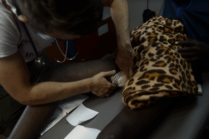 Témoignage de A. 27 ans, blessé à la jambe secouru par SOS MEDITERRANEE SOS Méditerranée