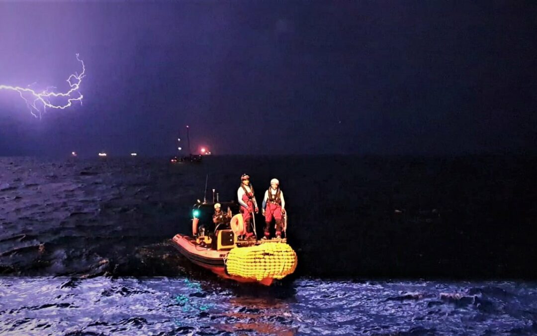 [VIDEO] 09/09 - Transbordement de 34 personnes vers l'Ocean Viking SOS Méditerranée