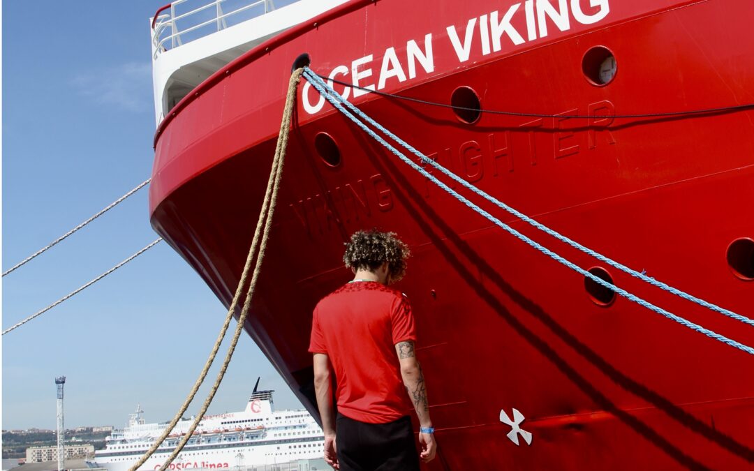Le rappeur marseillais Zamdane visite l'Ocean Viking. Photo : Juliette Pedram / SOS MEDITERRANEE