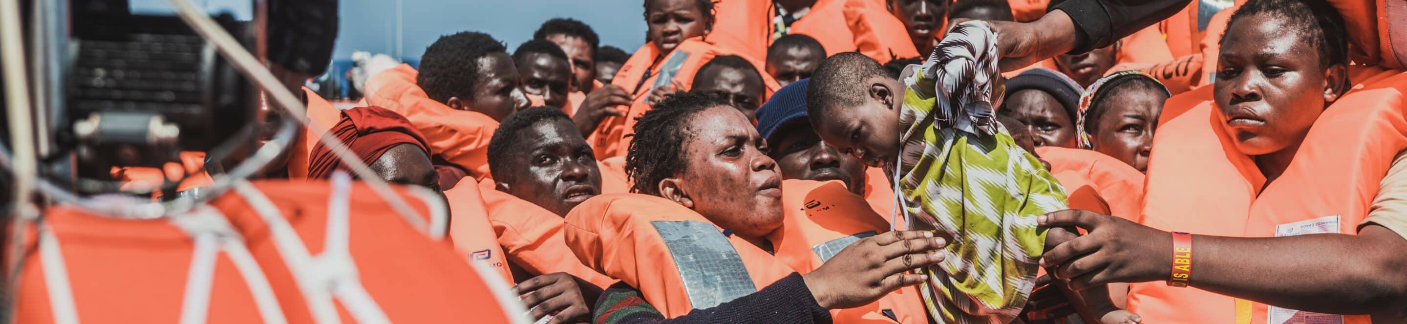Sauvetage d'un bébé d'une embarcation en Méditerranée.
