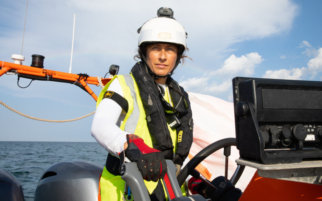 Thèrèse, pilote d'un canote de sauvetage est la première à voir les migrants