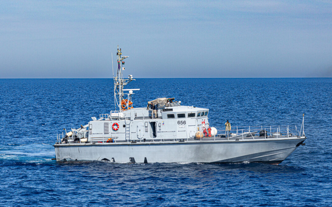 patrouilleur garde-côtes libyen tirent des coups de feu - Ocean Viking
