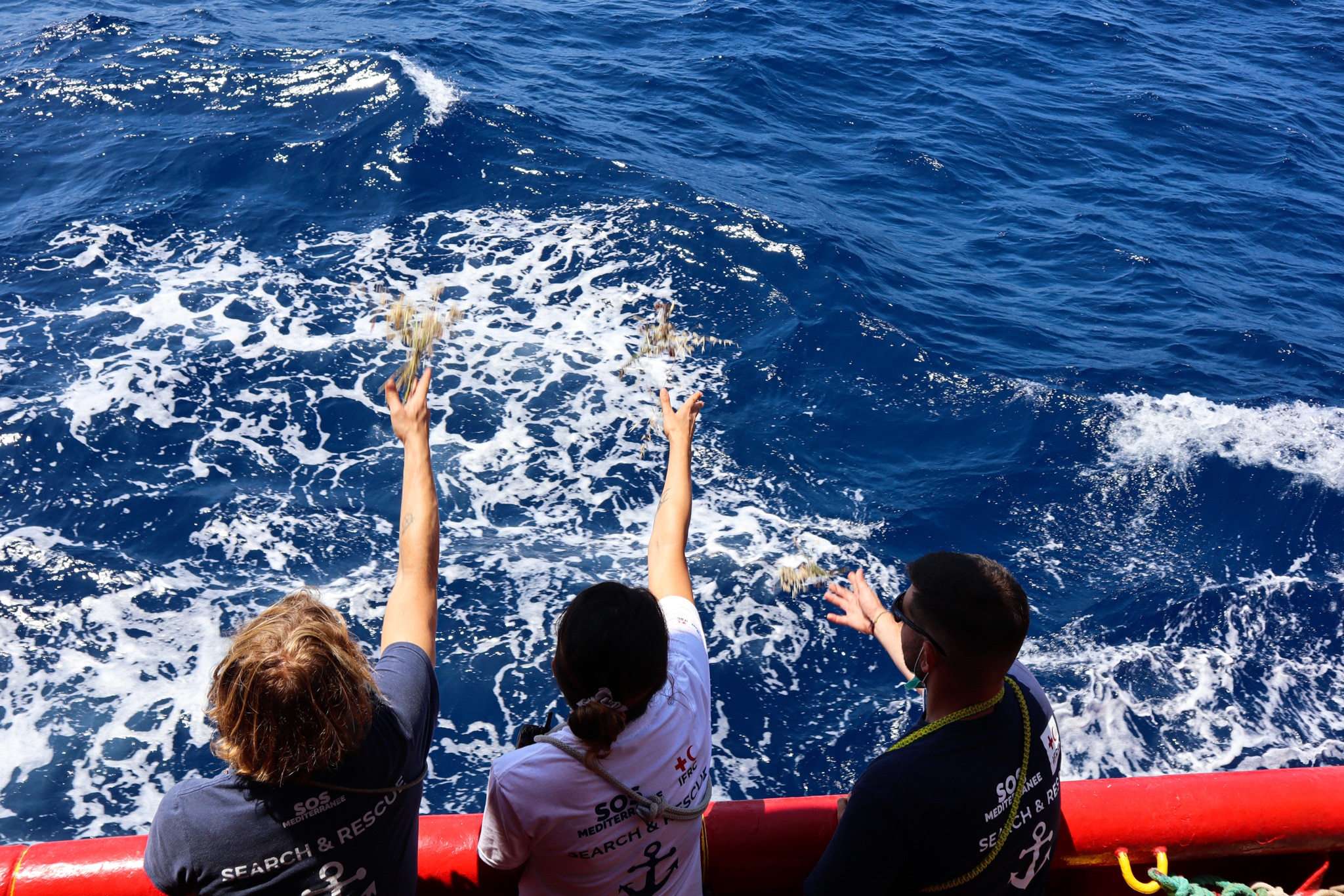 Lancer de fleurs à bord de l'Ocean Viking, en mémoire d'une donatrice décédée.<br />
Crédits : Claire Juchat / SOS MEDITERRANEE 