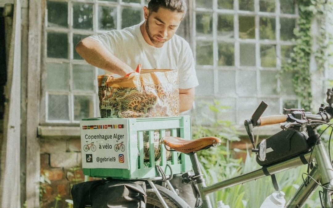 Photographie de Gebriel qui prépare son vélo.